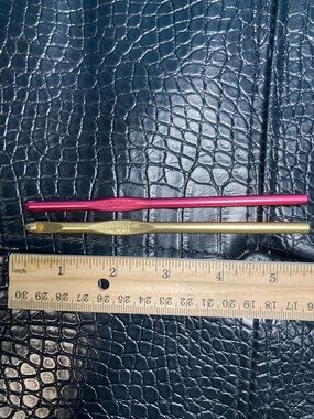 5 for $10: Susan Bates Aluminum Crochet Hooks - Pink I9 5.5mm  & Gold J10 6mm